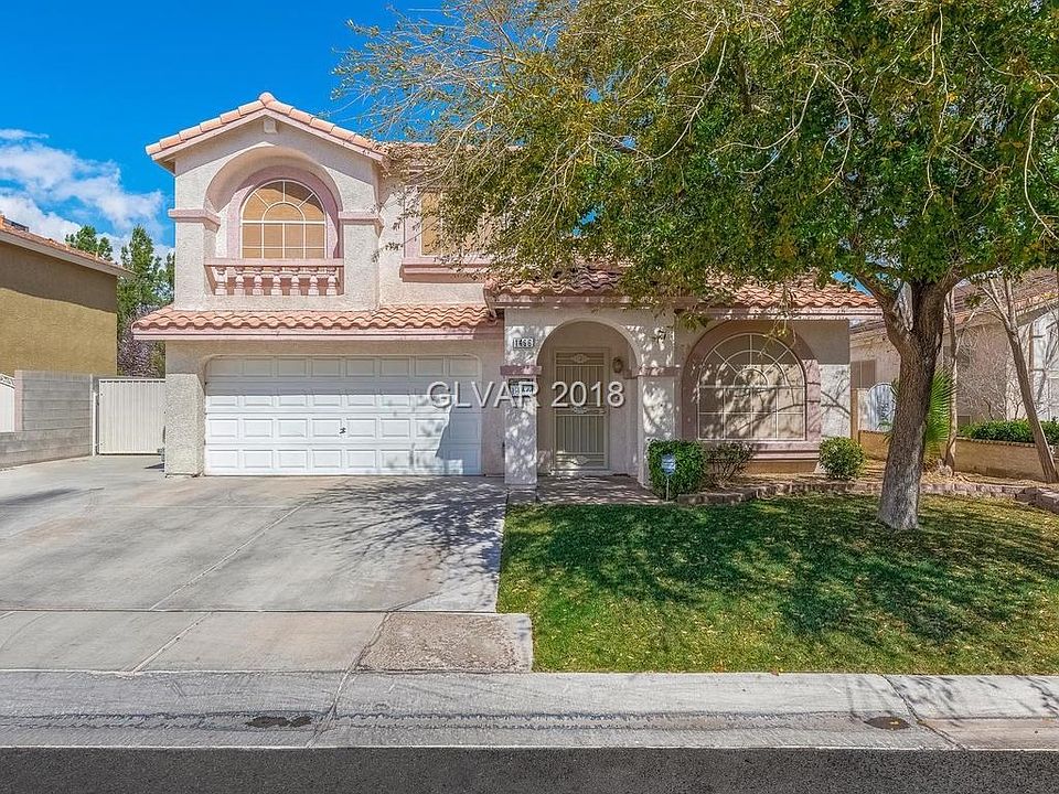 Front of home with 2 car garage and RV/Boat parking