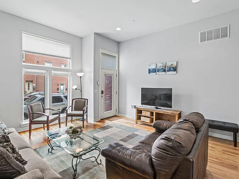 418 Fairmount Ave — Photo 2