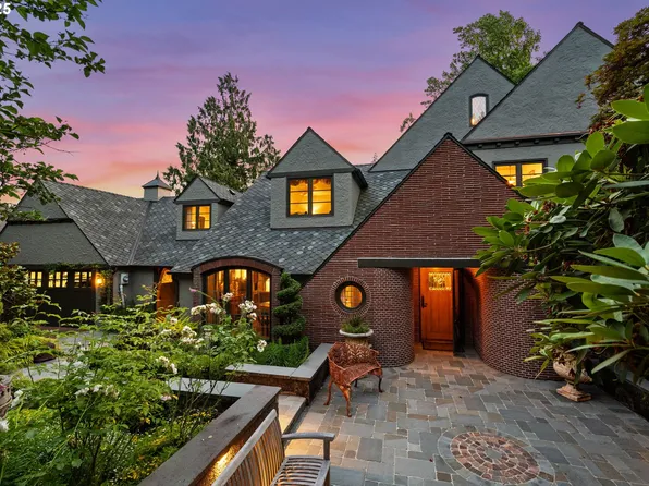 4470 SW Greenleaf Dr, Portland, OR 97221