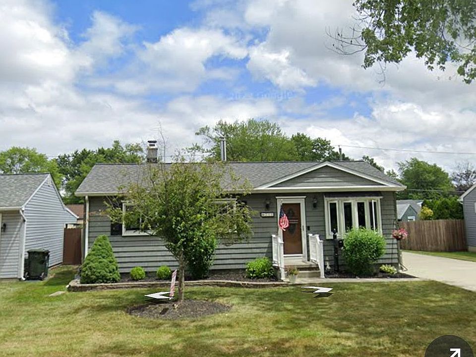 2nd image of 215 Belmont Ct W