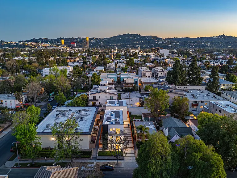 Luxury 3 & 4 Bed Townhomes | Walk to NoHo Arts District + Toluca Lake — Photo 55