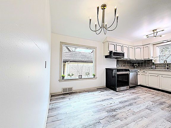 5th image of 225 E Circle St