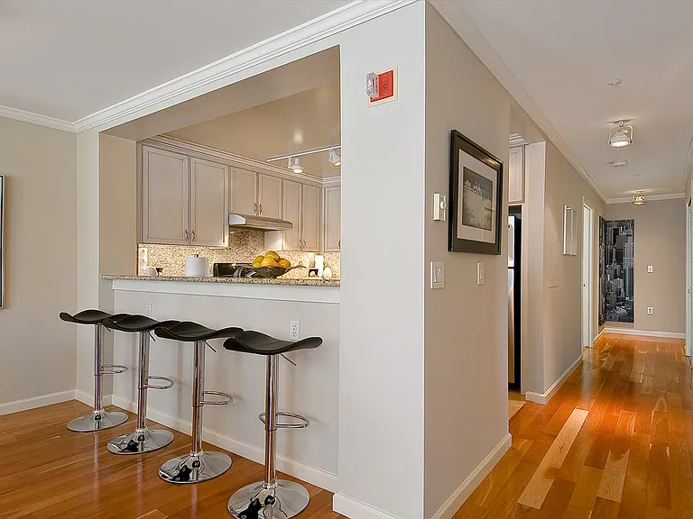 650 Chestnut St #302 — Photo 8