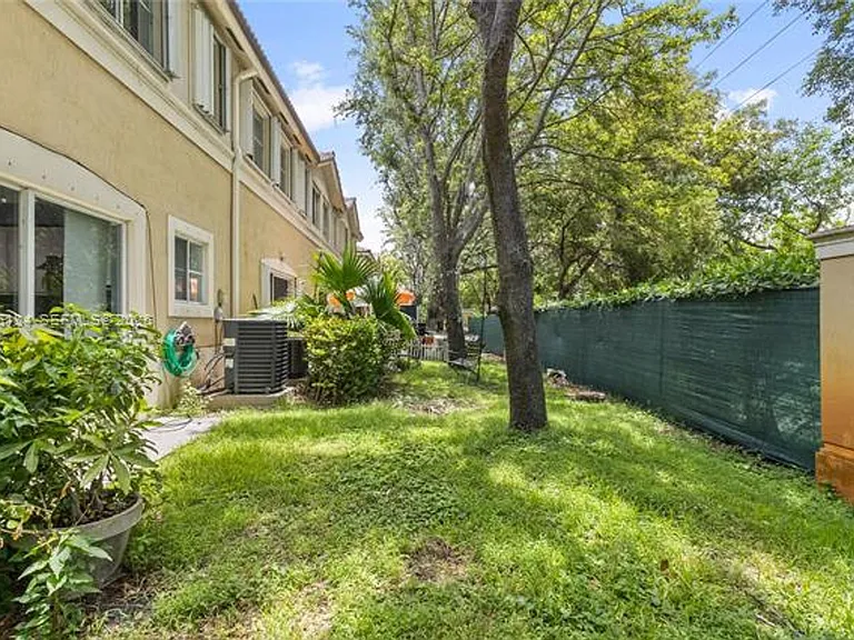 8862 W Flagler St #Townhouse 8 — Photo 3