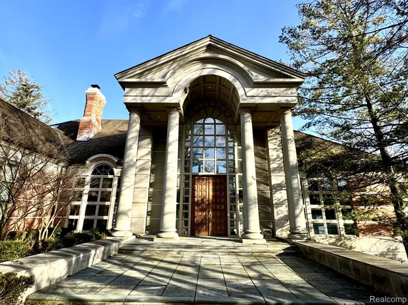 5261 N Bay Dr, Orchard Lake, MI 48324