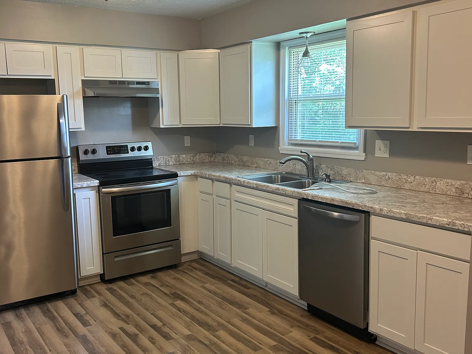 3 bed, 1075 sqft, $1,400 — Photo 2