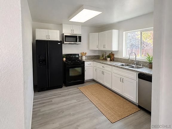 3rd image of 1272 N Mollison Ave