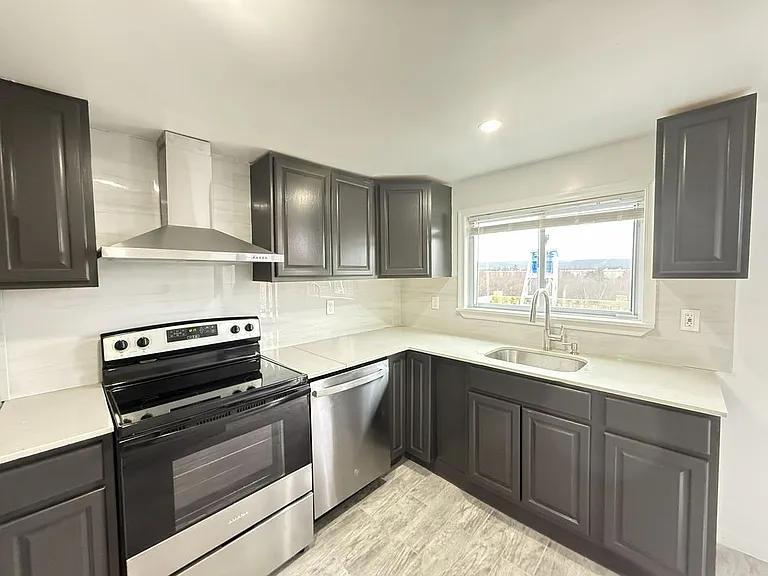 735 Main St — Photo 4