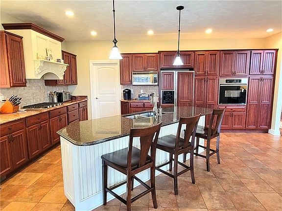 4th image of 1049 Blackthorne Dr