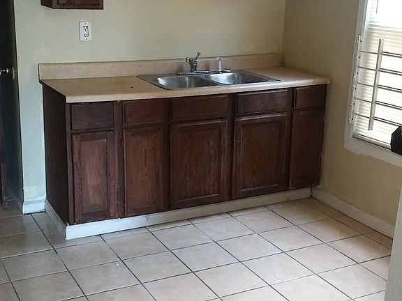 4th image of 427 Vernon Ave