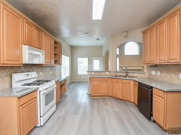 15114 Snow Hill Ct — Photo 6
