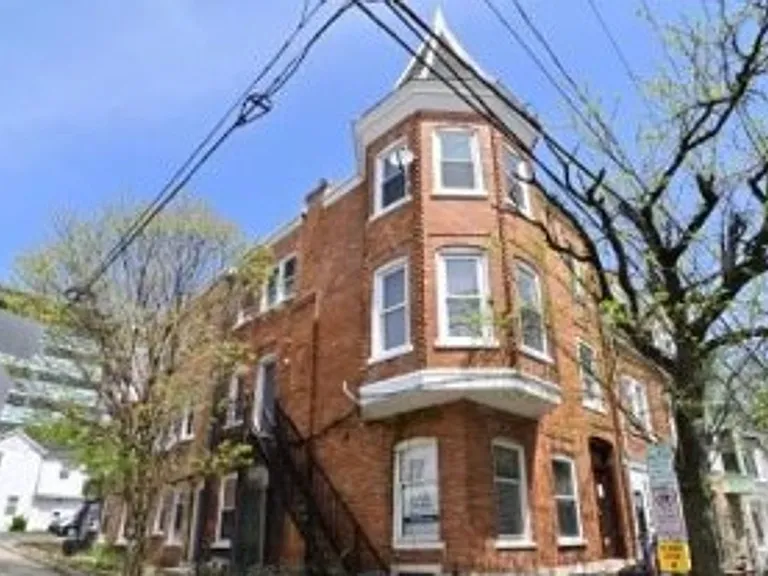 831 W Walnut St — Photo 2
