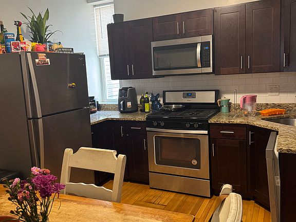 3rd image of 3857 N Claremont Ave #1R