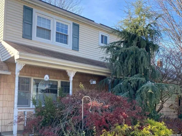 18 Mist Lane, Westbury, NY 11590