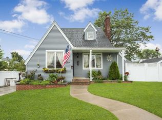 3 W 1st St, Freeport, NY 11520