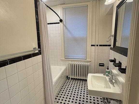 4th image of 127 E Walnut St APT 1