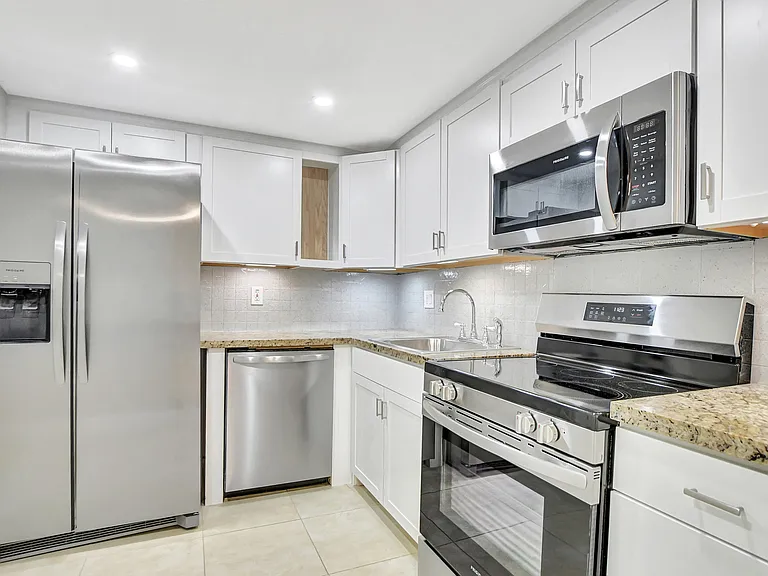 450 NW 20th St #2020 — Photo 8
