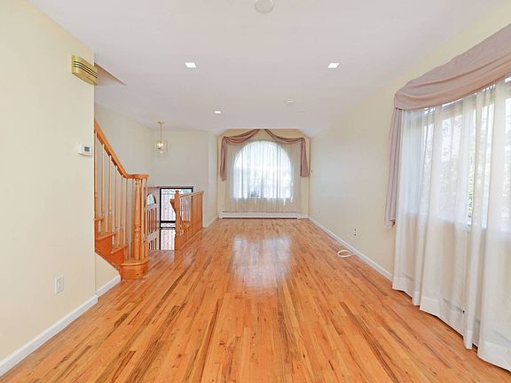 3rd image of 561 Hunter Ave