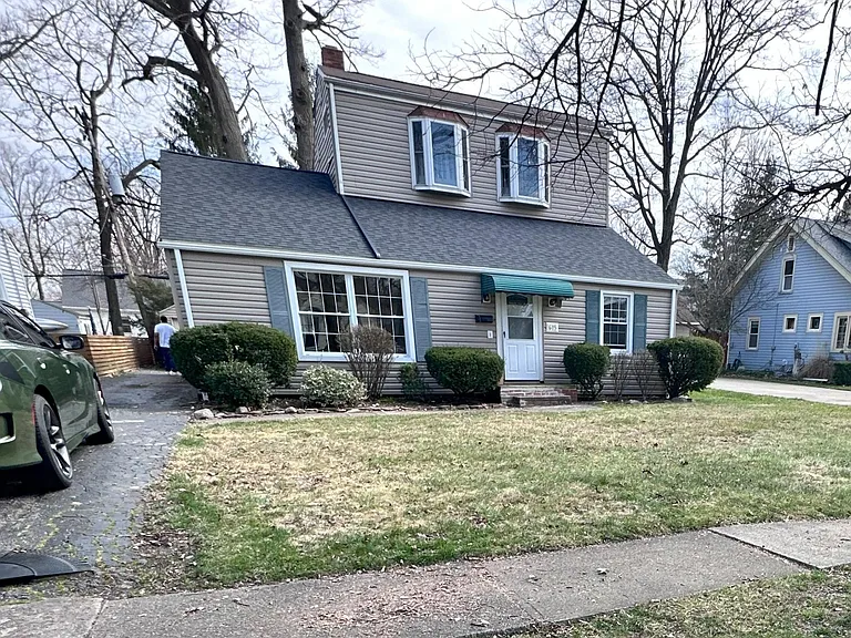 615 Parkside Dr — Photo 2