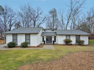 2745 Shadow Pine Dr, Roswell, GA 30076