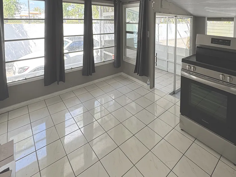 805 SW 1st St #5 — Photo 17