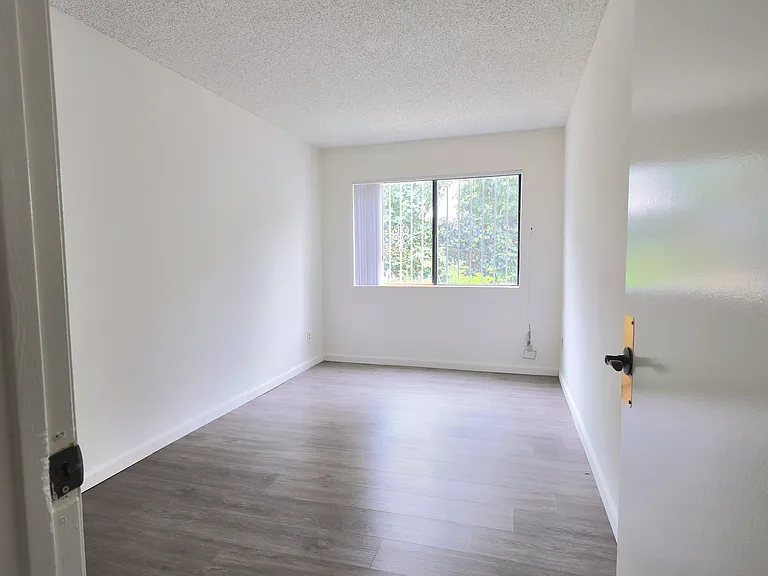 140 N Commonwealth Ave — Photo 18