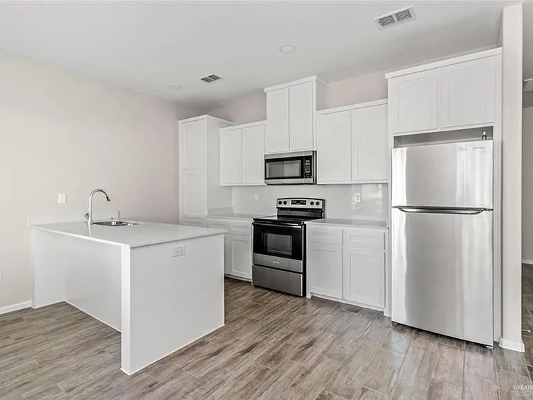 1304 W Sucre Dr #3 — Photo 5