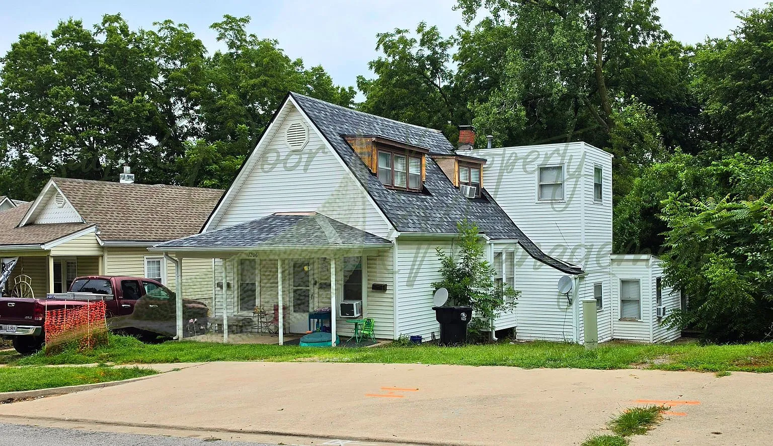 1206 W Maple Ave — Photo 3