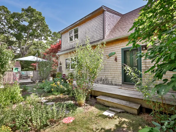 135 Mayflower Ln, Tisbury, MA 02568
