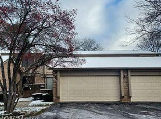 31402 Hunters Circle Dr, Farmington, MI 48334