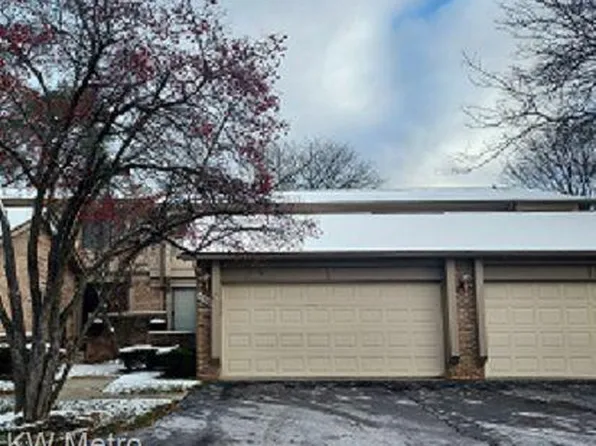 31402 Hunters Circle Dr, Farmington, MI 48334