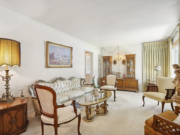 3rd image of 687 E Clarendon Ct