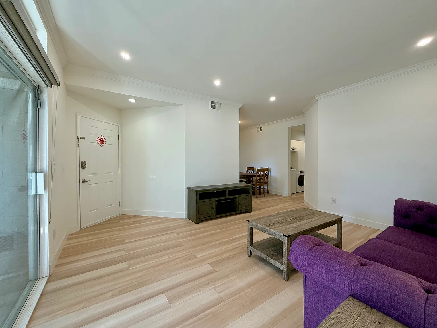 2 bed, 922 sqft, $3,500 — Photo 2