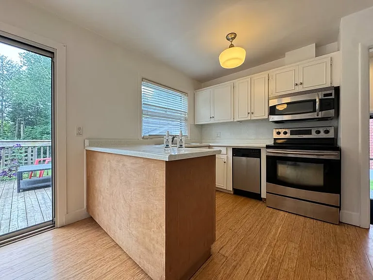 73 Eugenia St #UPPER LEVEL — Photo 8