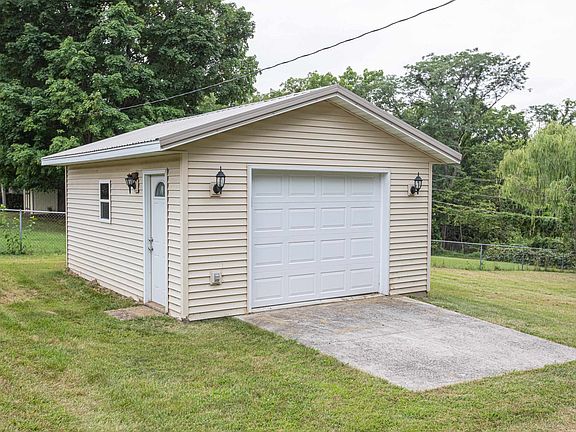 2nd image of 953 Badger Rd