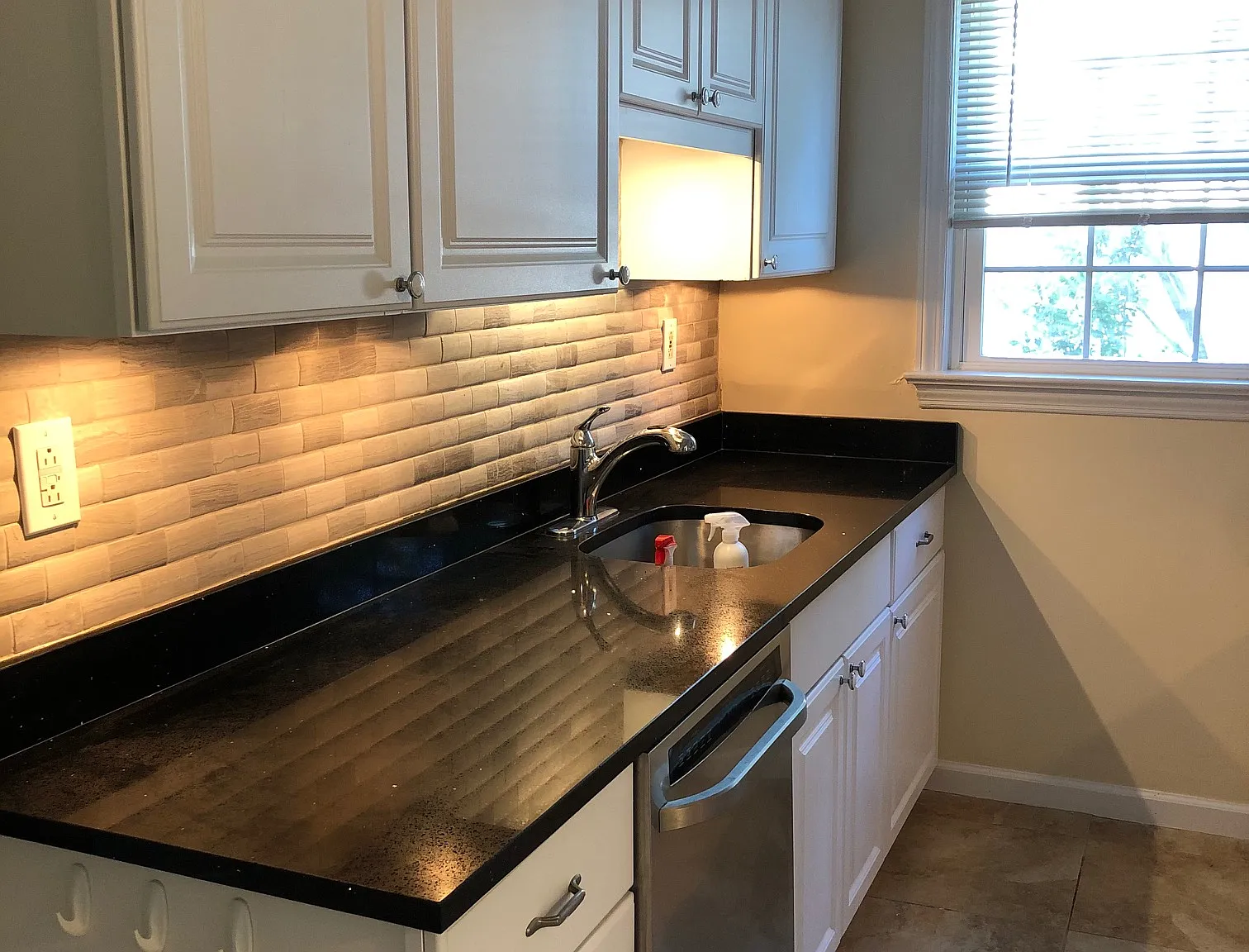 3 bed, 1.5 bath, 1900 sqft, $5,995 — Photo 2