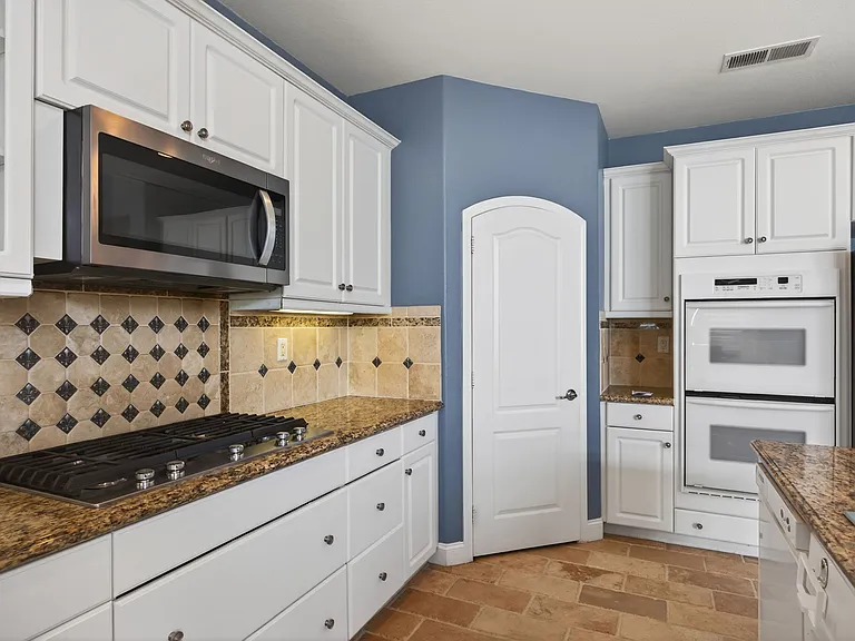 2906 Naples Dr — Photo 3