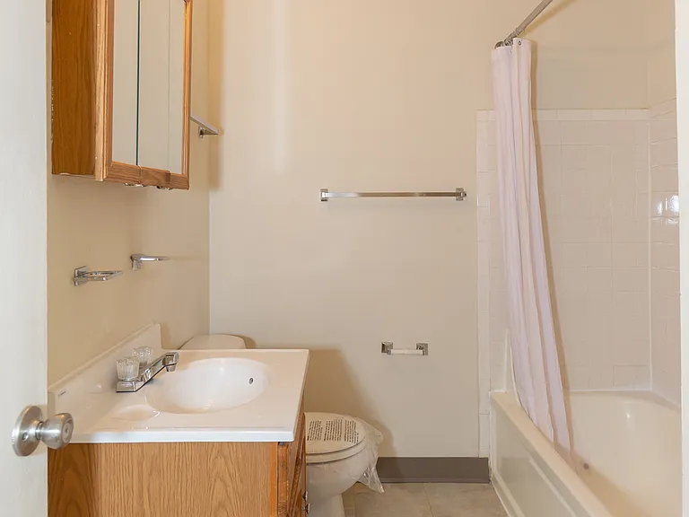 Colonial Club Apartments — Photo 16