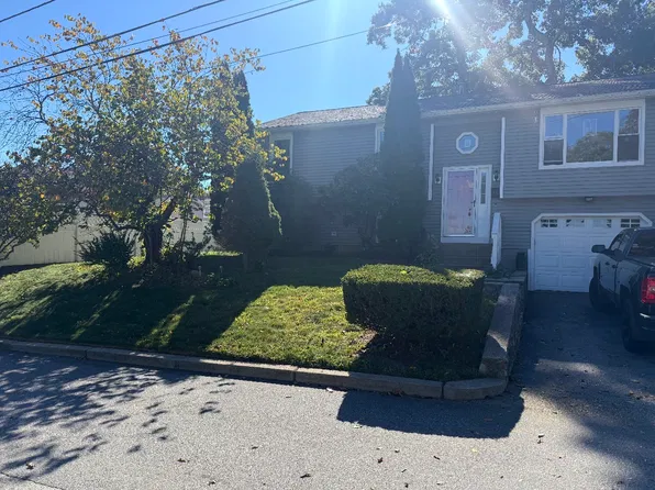 46 Woodlawn Dr, Cranston, RI 02920