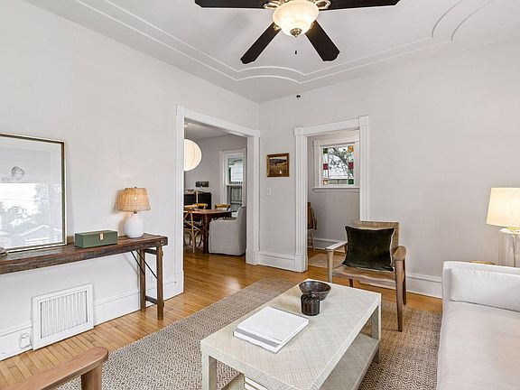 5th image of 817 26th Ave NE