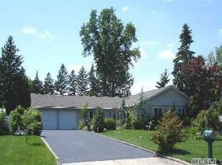 20 Coconut Dr, Commack, NY 11725