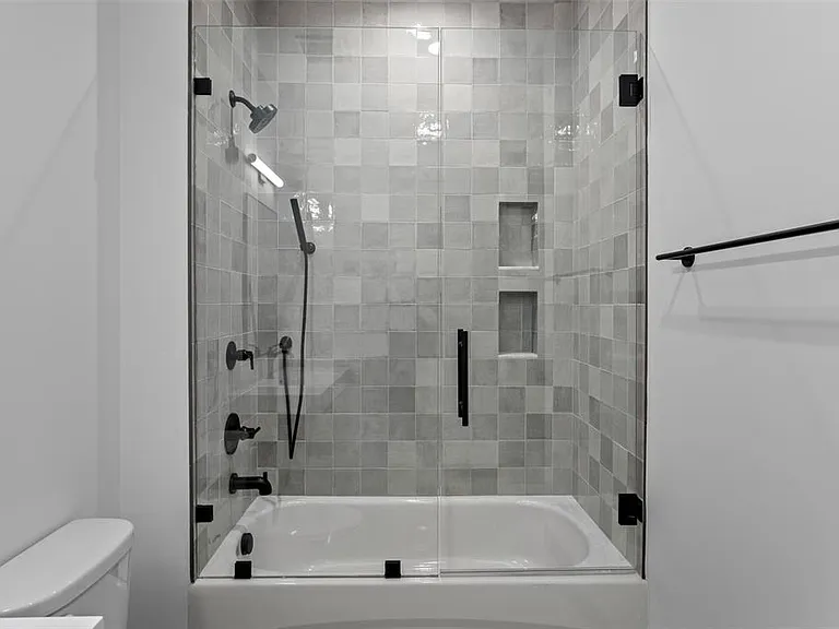 902 E Curtis St #1 — Photo 24