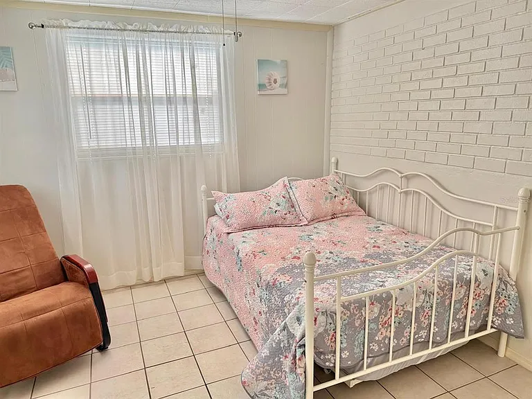 7215 James St — Photo 10