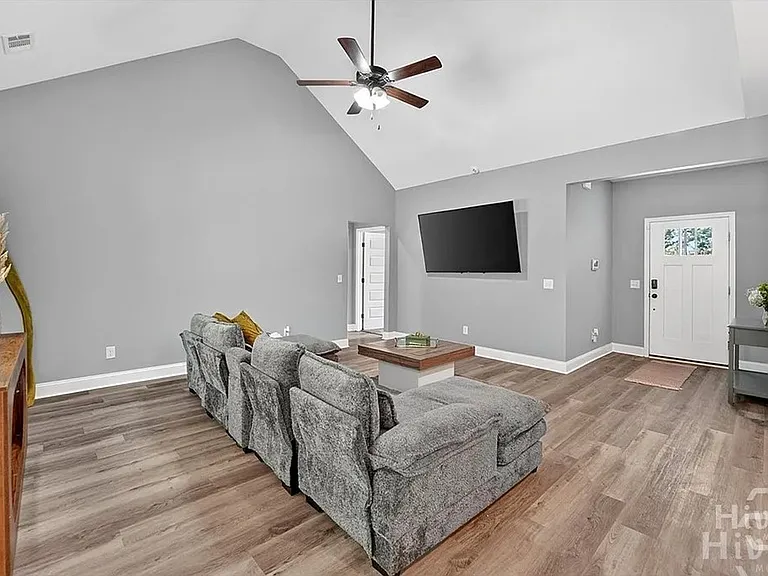 160 Huger St — Photo 8