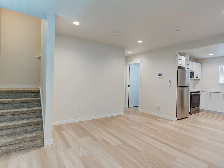 476 SE Barrington Dr #D — Photo 3