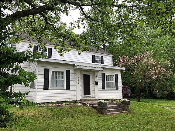 Dogwood blooming in Spring