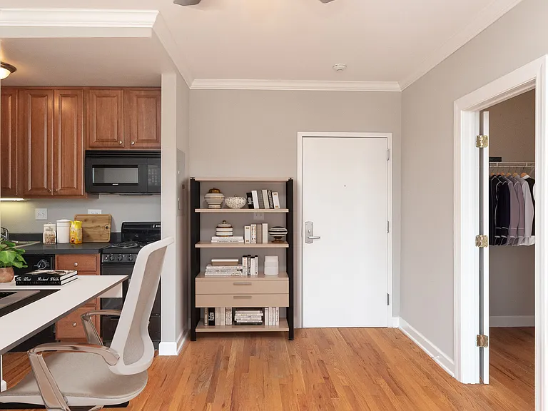 828 W. Fullerton — Photo 17