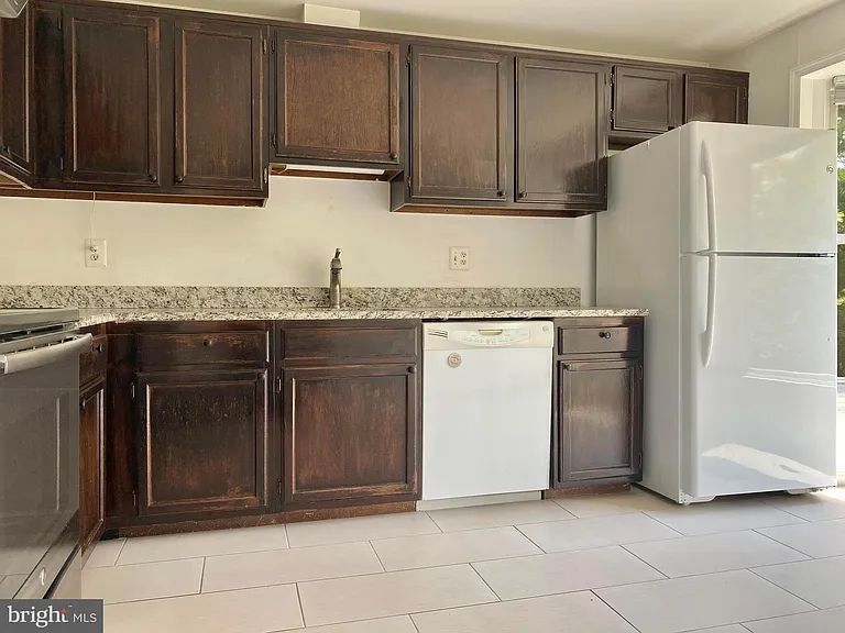 7351 Crestleigh Cir — Photo 8