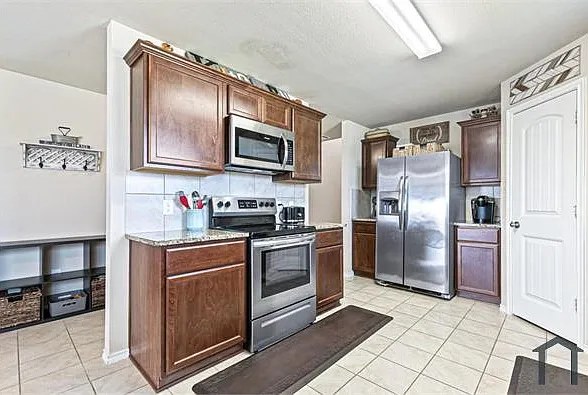 1404 Basswood Ln — Photo 6