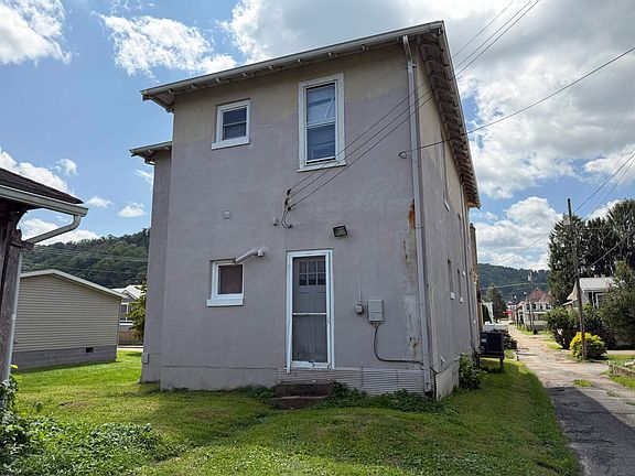 5th image of 213 E 5th St